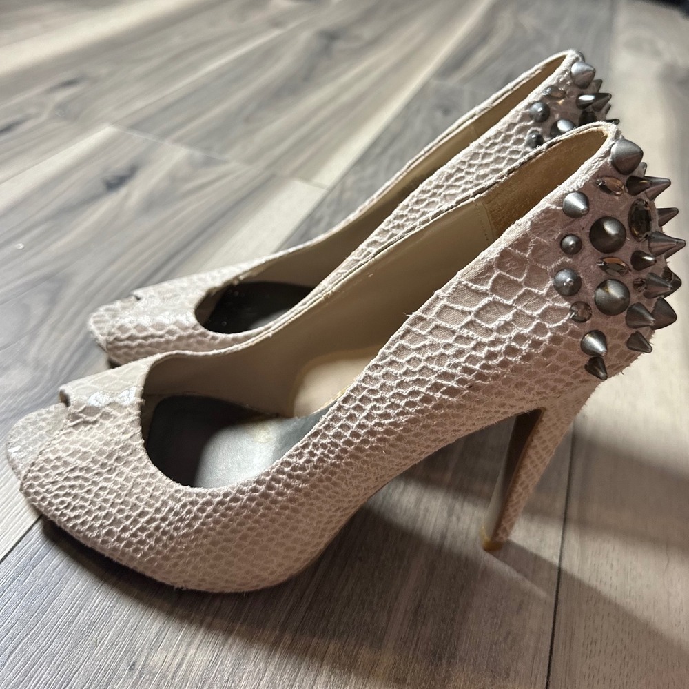 Simply Vera Vera Wang Grey Snakeskin Spiked Studded Peep Toe Pumps SVALICEGREY 8